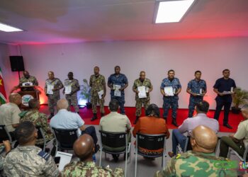 defensie medal 3 Het ministerie van Defensie heeft 100 actieve militairen onderscheiden voor hun jarenlange trouwe dienst. Tijdens een plechtige ceremonie op 24 januari in de multifunctionele zaal van het ministerie ontvingen de militairen medailles als erkenning voor hun inzet gedurende 10 en 15 jaar. De onderscheidingen, die eigenlijk in 2020 en 2021 hadden moeten worden uitgereikt, markeren een belangrijke mijlpaal voor de krijgsmacht.