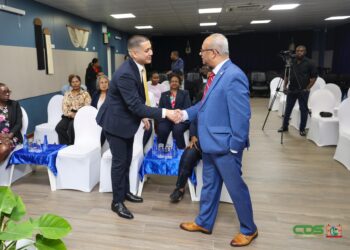 e342cdba 854b 4927 bf87 9e2c1b08d0ab Joël Lutchman, geboren en getogen in Suriname, besloot zijn internationale ervaring in Nederland, Singapore en de Verenigde Staten te delen met zijn geboorteland. Hij benadrukte het belang van trainingen voor ambtenaren: “Bedrijven investeren vaak in hun personeel, maar bij ambtenaren gebeurt dit minder. Het is mijn doel om hen op de hoogte te brengen van actuele trends en hen beter voor te bereiden op hun werk”.