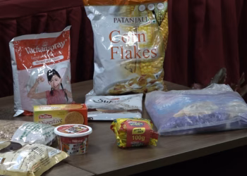 flakes De eerste verscheping van voedselpakketten uit een schenking aan Suriname is compleet en er is meer onderweg. Dit maakte minister Albert Ramdin van Buitenlandse Zaken dinsdag bekend tijdens een persconferentie op het departement.