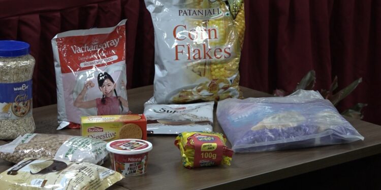flakes De eerste verscheping van voedselpakketten uit een schenking aan Suriname is compleet en er is meer onderweg. Dit maakte minister Albert Ramdin van Buitenlandse Zaken dinsdag bekend tijdens een persconferentie op het departement.