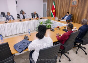 gebed 2 1536x1024 1 President Chandrikapersad Santokhi heeft een nieuwe presidentiële werkgroep geïnstalleerd om zich te richten op het behoud en beheer van monumentale panden en gebedshuizen in Suriname. De ceremonie vond plaats op het Kabinet van de President en benadrukte de urgentie van een gestructureerde aanpak om dit cultureel erfgoed te beschermen.