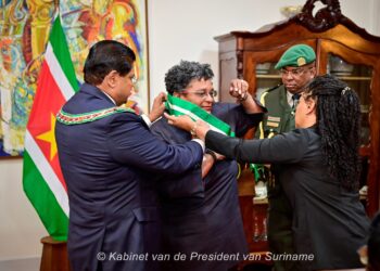 hon Mia Mottley 4 2048x1505 1 Premier Mia Mottley van Barbados heeft op donderdag 16 januari 2025 een van de hoogste Surinaamse onderscheidingen ontvangen. President Chandrikapersad Santokhi decoreerde haar met het Grootlint in de Ere-Orde van de Palm tijdens een plechtige ceremonie op het presidentieel paleis. De onderscheiding werd toegekend als erkenning voor haar buitengewone bijdrage aan de verdieping van de diplomatieke en economische banden tussen Suriname en Barbados, haar leiderschap binnen de Caricom en haar niet-aflatende inzet voor de vooruitgang van de regio.