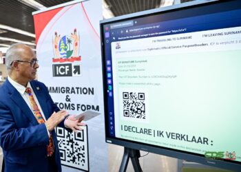 imm 2 1536x987 1 Met de officiële lancering van het digitale Immigration & Customs Form (ICF) heeft Suriname een nieuwe fase ingeluid in de modernisering van zijn grensprocedures. Minister Albert Ramdin van Buitenlandse Zaken, International Business en Internationale Samenwerking (BIBIS) gaf op woensdag 15 januari 2025 op de Johan Adolf Pengel International Airport het startsein voor dit innovatieve systeem. Bij de ceremonie waren onder anderen douanehoofd Charda Girwar, MP-commandant Roy Samuels, directeur Toerisme Rabin Boeddha en de Amerikaanse ambassadeur Robert Faucher aanwezig.