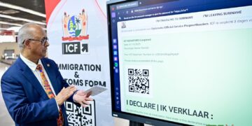 imm 2 1536x987 1 Met de officiële lancering van het digitale Immigration & Customs Form (ICF) heeft Suriname een nieuwe fase ingeluid in de modernisering van zijn grensprocedures. Minister Albert Ramdin van Buitenlandse Zaken, International Business en Internationale Samenwerking (BIBIS) gaf op woensdag 15 januari 2025 op de Johan Adolf Pengel International Airport het startsein voor dit innovatieve systeem. Bij de ceremonie waren onder anderen douanehoofd Charda Girwar, MP-commandant Roy Samuels, directeur Toerisme Rabin Boeddha en de Amerikaanse ambassadeur Robert Faucher aanwezig.