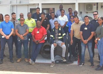 mas us coast guard kl De Maritieme Autoriteit Suriname (MAS) heeft in samenwerking met de US Coast Guard een intensieve training verzorgd over de International Ship and Port Facility Security (ISPS)-code. Twintig havenmedewerkers van vijftien Surinaamse havens ontvingen hun certificaat na succesvolle afronding van de cursus.