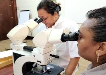 Analisten bezig met microscopen. Beeld: Tra Fas' De