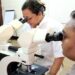 Analisten bezig met microscopen. Beeld: Tra Fas' De