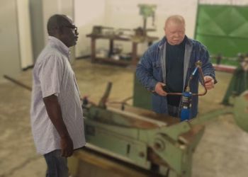 sao training 1 De Stichting Arbeidsmobilisatie en Ontwikkeling (SAO) introduceert microcredentials in haar vaktrainingen om beter in te spelen op de vraag van de arbeidsmarkt. Deze flexibele en praktijkgerichte leermethode stelt cursisten in staat om snel specifieke vaardigheden te ontwikkelen, wat direct voordelen biedt voor zowel werknemers als werkgevers.