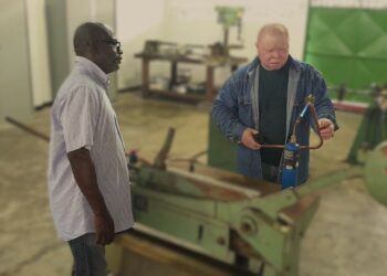 SAO stemt vakgerichte trainingen af op behoefte arbeidsmarkt 4 sao training 1 De Stichting Arbeidsmobilisatie en Ontwikkeling (SAO) introduceert microcredentials in haar vaktrainingen om beter in te spelen op de vraag van de arbeidsmarkt. Deze flexibele en praktijkgerichte leermethode stelt cursisten in staat om snel specifieke vaardigheden te ontwikkelen, wat direct voordelen biedt voor zowel werknemers als werkgevers.