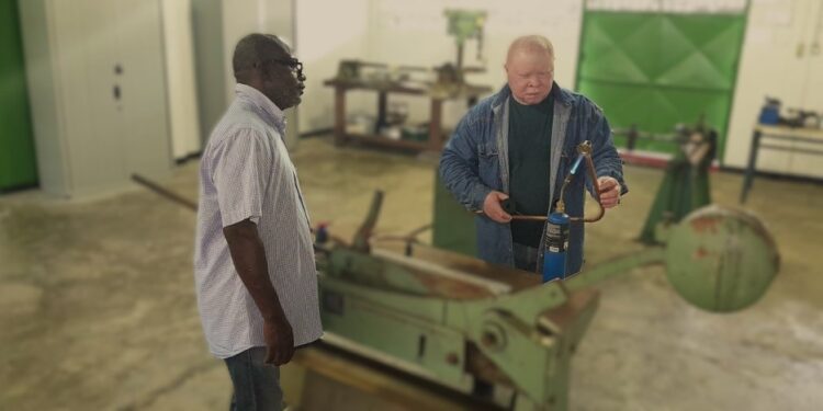 SAO stemt vakgerichte trainingen af op behoefte arbeidsmarkt 1 sao training 1 De Stichting Arbeidsmobilisatie en Ontwikkeling (SAO) introduceert microcredentials in haar vaktrainingen om beter in te spelen op de vraag van de arbeidsmarkt. Deze flexibele en praktijkgerichte leermethode stelt cursisten in staat om snel specifieke vaardigheden te ontwikkelen, wat direct voordelen biedt voor zowel werknemers als werkgevers.