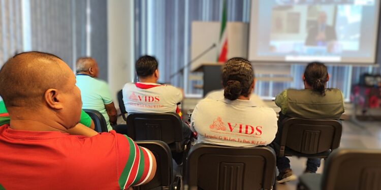 VIDS: Bescherm woon- en leefgebied van Inheemse gemeenschappen in West-Suriname 1 vids De Vereniging van Inheemse Dorpshoofden in Suriname (VIDS) heeft een dringende oproep gedaan aan de autoriteiten om te stoppen met activiteiten die het woon- en leefgebied van de Inheemse dorpen Apoera, Section en Washabo in West-Suriname schaden.