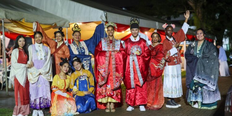 Lentefeest krijgt erkenning van immaterieel erfgoed door UNESCO 1 xinNian 2 1536x1023 1 Het Chinese Nieuwjaar, dit jaar in het teken van de Slang, is op zondag 26 januari groots gevierd bij het Presidentieel Paleis. De viering kreeg extra betekenis door de recente erkenning van het Lentefeest als immaterieel cultureel erfgoed door UNESCO.