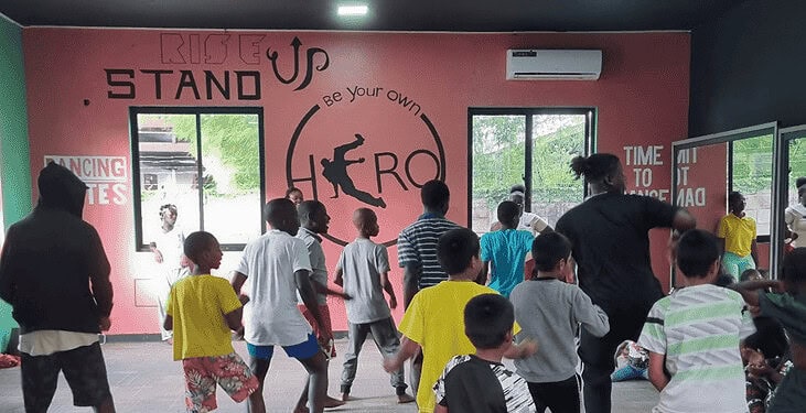 1738810007868blob Met ‘Baka Skoro’ doen de Stichting Dance and Care en dansschool Be Your Own Hero, BYOH, een krachtige stap voorwaarts in hun missie om het leven van kinderen, met name nazaten van slaafgemaakte voorouders, te transformeren.