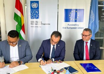 2025.02.05 UNDP ROM PRSUMF 4 1291x1536 1 Suriname heeft een nieuw project gelanceerd voor de bescherming en het herstel van mangrovebossen. Het Protection, Restoration, and Sustainable Use of Mangrove Forest (PRSUMF) project, gefinancierd door de Europese Unie en uitgevoerd in samenwerking met UNDP, richt zich op duurzaam beheer en kustbescherming.