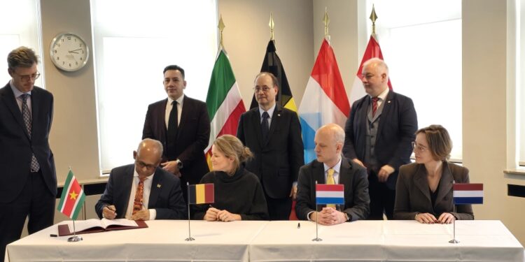 Suriname en BENELUX tekenen belangrijke migratieakkoorden