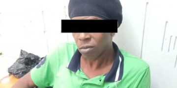 476453007 122246337782011040 6439469369791077420 n e1739150320766 Dit gebeurde na overleg met het Openbaar Ministerie. De verdachte wordt gelinkt aan een inbraak die plaatsvond op 26 oktober 2024 in een appartement aan de Bakas Adjidieweg in Wanica. Tijdens de inbraak werden onder meer een 65-inch televisie, een gascilinder en andere waardevolle spullen gestolen.