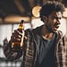 833567 angry mixed race man holding beer bottle in hand xl 1024 v1 0 🔴 Huiselijk geweld in Suriname blijft een groot probleem! De politie heeft een man gearresteerd na een gewelddadig incident in Paramaribo. Slachtoffers durven vaak geen aangifte te doen. 🚨 Meer bewustwording en hulp is nodig! #HuiselijkGeweld #KeyNews #Suriname