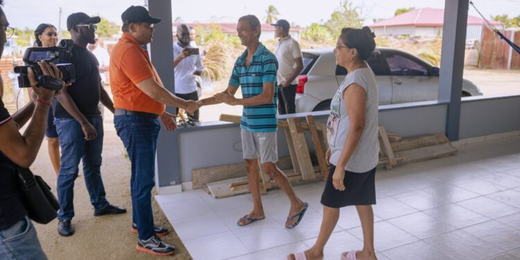President Santokhi bezoekt begunstigden van Affordable Housing Project