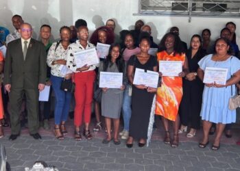 AWJ 10 februari 2025 1 1536x655 1 Dinsdag hebben 121 cursisten van het Suriname Hospitality Training and Tourism Centre (SHTTC) hun certificaten ontvangen na het succesvol afronden van diverse horeca- en toerismeopleidingen.
