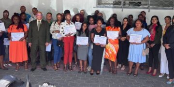 AWJ 10 februari 2025 1 1536x655 1 Dinsdag hebben 121 cursisten van het Suriname Hospitality Training and Tourism Centre (SHTTC) hun certificaten ontvangen na het succesvol afronden van diverse horeca- en toerismeopleidingen.