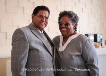 Aankomst Barbados 003 1536x1024 1 President Chandrikapersad Santokhi is maandag aangekomen in Barbados om deel te nemen aan de 48ste Caricom Staatshoofden Vergadering. De top, die van 19 tot en met 21 februari 2025 plaatsvindt in Bridgetown, brengt leiders uit de Caribische regio samen om te werken aan gezamenlijke uitdagingen en kansen...