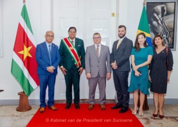 Braziliaanse ambassadeur 02 1536x1024 1 De nieuwe Braziliaanse ambassadeur in Suriname, Felipe Costi Santarosa, heeft op 26 februari officieel zijn geloofsbrieven overhandigd aan president Chandrikapersad Santokhi. Tijdens de ceremonie op het Presidentieel Paleis benadrukte hij het belang van de samenwerking tussen beide landen en de mogelijkheden voor verdere economische groei...