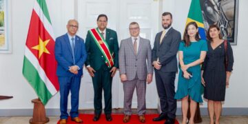Braziliaanse ambassadeur 02 1536x1024 1 De nieuwe Braziliaanse ambassadeur in Suriname, Felipe Costi Santarosa, heeft op 26 februari officieel zijn geloofsbrieven overhandigd aan president Chandrikapersad Santokhi. Tijdens de ceremonie op het Presidentieel Paleis benadrukte hij het belang van de samenwerking tussen beide landen en de mogelijkheden voor verdere economische groei...