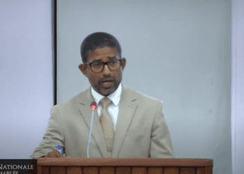 Delano Landvreugd De wettelijke terinzagelegging van de kiezerslijsten in het binnenland verloopt stroef, omdat er niet voldoende geld vrij wordt gemaakt door het ministerie van Financiën en Planning. Dit deelde minister Delano Landvreugd van Binnenlandse Zaken dinsdag mee in het parlement.