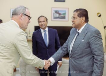 Director of Business Development Spinnaker Capital Group Peter Barlett President Chandrikapersad Santokhi heeft op maandag 24 februari 2025 een ontmoeting gehad met Spinnaker Capital Group, een internationale investeerder met interesse in Suriname. Tijdens het gesprek werden investeringskansen besproken en de mogelijkheid van een nieuw Caribbean Growth and Development Fund belicht...