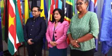 EZ MoU AdeKUS 2 1536x1023 1 Suriname zet een nieuwe stap in technologische innovatie en ondernemerschap met de oprichting van de Stichting Innovatie Netwerken. Dit initiatief, in samenwerking met de Anton de Kom Universiteit, richt zich op onderzoek, innovatie en de ontwikkeling van een Fabricage Laboratorium (FabLab).