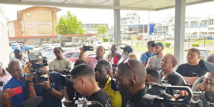 IMG 20250219 105628 1 scaled Leden van de organisatie voor Bus en Boothouders, OBS zijn gisteren getogen naar het kabinet van de vicepresident om een petitie aan te bieden aan waarnemend staatshoofd Ronnie Brunswijk.