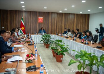India 1 President Santokhi kreeg een statusupdate over de samenwerking tussen Suriname en India. Projecten op het gebied van infrastructuur, onderwijs en landbouw kwamen aan bod, evenals de impact van de schuldherschikking op concessionele financieringsprogramma’s. Een schenking van USD 1 miljoen stimuleert de markoesateelt in Suriname...