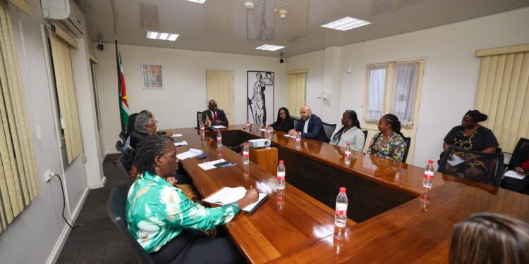 Curaçaose justitiële delegatie op werkbezoek in Suriname voor bestrijding mensenhandel en -smokkel