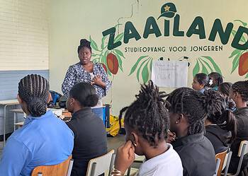 Interactieve les Zaailan Slechts zes procent van de Surinaamse bevolking heeft een hogere opleiding afgerond. Stichting Better Prepared Suriname (BPS) wil hier verandering in brengen en ziet hoogopgeleid kader als essentieel voor de verdere ontwikkeling van het land...