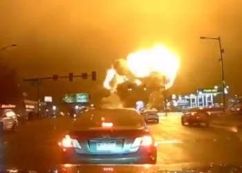 Philadelphia Plane Crash Een klein medisch vliegtuig van Jet Rescue Air Ambulance is vrijdagavond kort na het opstijgen neergestort in een dichtbevolkt gebied van Philadelphia.