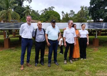 Solar Project Kabalebo Nature Resort 02 Het Kabalebo Nature Resort heeft op zaterdag 15 februari officieel een nieuw zonne-energieproject in gebruik genomen. President Chandrikapersad Santokhi verrichtte de openingshandeling, waarmee het resort een belangrijke stap zet in de richting van duurzaam toerisme en milieubescherming.
