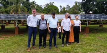 Solar Project Kabalebo Nature Resort 02 Het Kabalebo Nature Resort heeft op zaterdag 15 februari officieel een nieuw zonne-energieproject in gebruik genomen. President Chandrikapersad Santokhi verrichtte de openingshandeling, waarmee het resort een belangrijke stap zet in de richting van duurzaam toerisme en milieubescherming.