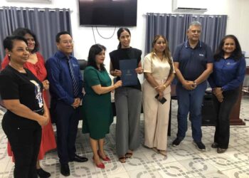 Trustbank Amanah tekent eerste KMO-fonds financieringsovereenkomst in Nickerie 4 Trustbank Amanah foto Ondertekening eerste financieirngsovereenkomst KMO fonds Trustbank Amanah heeft in het district Nickerie de eerste financieringsovereenkomst binnen het KMO-Fonds ondertekend. Dit fonds, dat wordt beheerd door de bank in samenwerking met het ministerie van Economische Zaken, Ondernemerschap en Technologische Innovatie (EZOTI), is speciaal opgezet om kleine en middelgrote ondernemingen (KMO’s) in Suriname te ondersteunen bij hun groei en ontwikkeling.