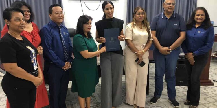 Trustbank Amanah foto Ondertekening eerste financieirngsovereenkomst KMO fonds Trustbank Amanah heeft in het district Nickerie de eerste financieringsovereenkomst binnen het KMO-Fonds ondertekend. Dit fonds, dat wordt beheerd door de bank in samenwerking met het ministerie van Economische Zaken, Ondernemerschap en Technologische Innovatie (EZOTI), is speciaal opgezet om kleine en middelgrote ondernemingen (KMO’s) in Suriname te ondersteunen bij hun groei en ontwikkeling.