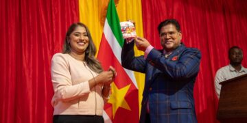 WhatsApp Image 2025 02 04 at 11.46.49 AM 1536x1021 1 President Chandrikapersad Santokhi heeft ter gelegenheid van zijn verjaardag een pocketboek gelanceerd dat de verworvenheden van de regering belicht. Het boek, getiteld 'Stap voor stap naar een beter morgen', werd op maandag 3 februari gepresenteerd op het presidentieel paleis en is bedoeld om inzicht te geven in de prestaties en beleidsmaatregelen van de afgelopen periode.