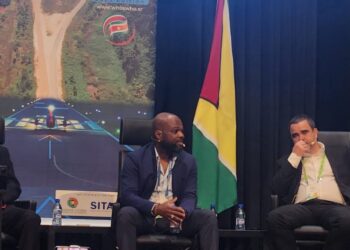 WhatsApp Image 2025 02 06 at 12.07.20 PM e1739200599290 Als een van de panelleden tijdens de Internationale Business Conference Suriname 2025 (IBC) viel het Van Eer op dat er geen middelbare scholieren, HBO- of universiteitsvertegenwoordigers aanwezig waren. “Deze groepen zijn de potentiële toekomstige talenten die het bedrijfsleven zullen betreden”, merkt hij bezorgd op. Dit is volgens hem een van de redenen om meer te investeren in digitale educatie, die bovendien gericht en toepasbaar moet zijn. “Met de invloed van Artificial Intelligence (AI) kan dit een grote ondersteuning bieden voor het onderwijs en het ontwikkelingsproces in Suriname”, stelt Van Eer.