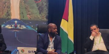WhatsApp Image 2025 02 06 at 12.07.20 PM e1739200599290 Als een van de panelleden tijdens de Internationale Business Conference Suriname 2025 (IBC) viel het Van Eer op dat er geen middelbare scholieren, HBO- of universiteitsvertegenwoordigers aanwezig waren. “Deze groepen zijn de potentiële toekomstige talenten die het bedrijfsleven zullen betreden”, merkt hij bezorgd op. Dit is volgens hem een van de redenen om meer te investeren in digitale educatie, die bovendien gericht en toepasbaar moet zijn. “Met de invloed van Artificial Intelligence (AI) kan dit een grote ondersteuning bieden voor het onderwijs en het ontwikkelingsproces in Suriname”, stelt Van Eer.