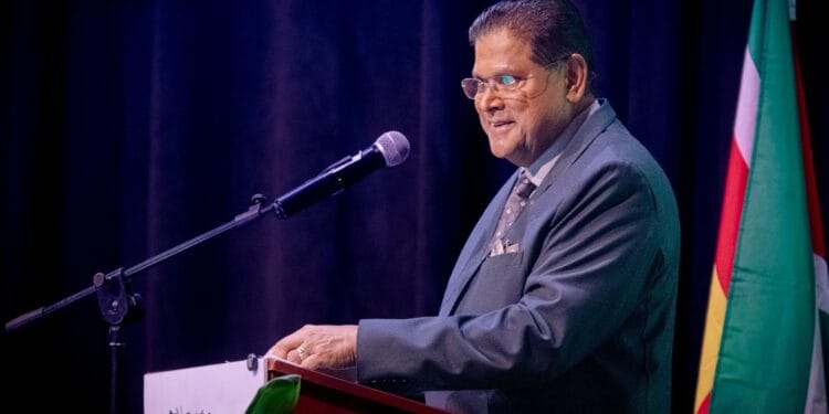 President Santokhi neemt eerste exemplaar ‘Green Development Strategy’ in ontvangst