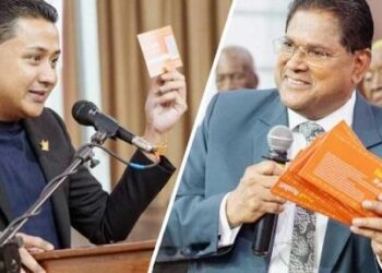 WhatsApp Image 2025 02 20 at 5.39.25 PM Het Management Team Effectieve Uitvoering Sociaal Programma van het Kabinet van de President van Suriname heeft, in overleg met president Chandrikapersad Santokhi en ter verdere ondersteuning van het ministerie van Sociale Zaken en Volkshuisvesting (SoZaVo), de Social Care Helpdesk opgezet. Dit initiatief, onder leiding van de heer Julio Bhikharie, voorzitter van het Management Team, is bedoeld om burgers op een efficiënte en laagdrempelige manier bij te staan bij al hun vragen en uitdagingen met betrekking tot sociale bijstand en koopkrachtversterking.