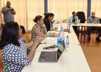 Workshop Armoedegrensbepaling De Multi-disciplinaire & Interdepartementale Werkgroep Armoedegrensbepaling (MWA) heeft onlangs een workshop gehouden met vertegenwoordigers van diverse ministeries en werkgroepleden. Tijdens de sessie werd gesproken over de transformatie van de MWA naar een permanent instituut dat zich richt op armoedeonderzoek en monitoring in Suriname.