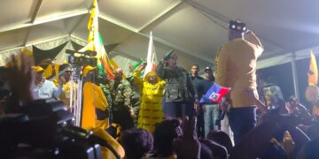 amafo bravo "The Warrior Queen is terug!" Dit klonk gisteravond op het Bronsplein, waar Alice Amafo, die zeven jaar geleden de partij verliet, een warm welkom kreeg tijdens de viering van 35 jaar ABOP. "Ik ben diep geroerd dat jullie me weer hebben verwelkomd," zei de politica tijdens haar toespraak.