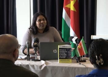 awj De armoedegrens is onder andere gebaseerd op het minimale dat een persoon nodig heeft om in leven te blijven. Dit zei voorzitter Rosita Woodly-Sobhie van de multidisciplinaire werkgroep armoede grensbepaling 2020-2023, gisteren tijdens een persbriefing.