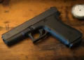 Schoten gelost na ruzie om paspoort in Wanica 2 De Glock P-80 is een halfautomatisch pistool dat ontworpen is om lichtgewicht, veilig en eenvoudig te gebruiken te zijn. Het was het eerste pistool dat door Gaston Glock werd ontworpen en werd gebruikt door de Oostenrijkse strijdkrachten.
