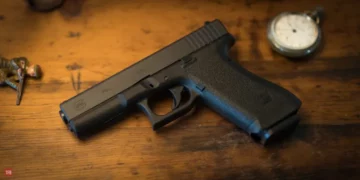 De Glock P-80 is een halfautomatisch pistool dat ontworpen is om lichtgewicht, veilig en eenvoudig te gebruiken te zijn. Het was het eerste pistool dat door Gaston Glock werd ontworpen en werd gebruikt door de Oostenrijkse strijdkrachten.