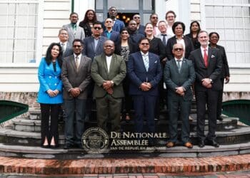 dna symposium Op donderdag 4 februari 2025 vond in het nieuw gebouw van De Nationale Assemblée (DNA) een symposium plaats met als thema: “70 jaar Statuut voor het Koninkrijk der Nederlanden, 50 jaar Onafhankelijkheid Suriname, Inwerkingtreding nieuw Burgerlijk Wetboek: Reflectie en Toekomst”.